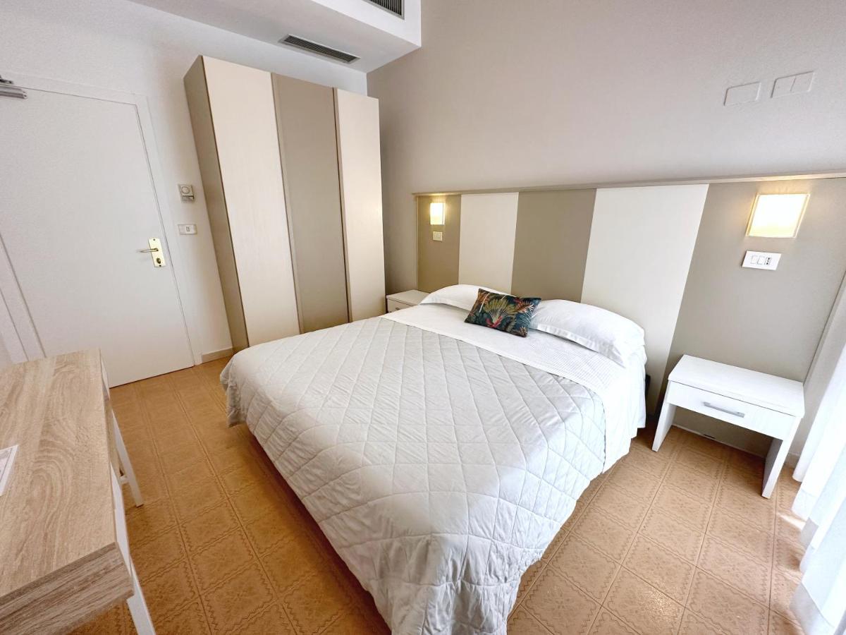 Aura Living Hotel Rimini Kültér fotó